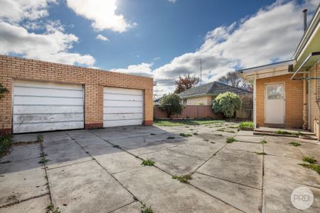 SPACIOUS THREE BEDROOM HOME WITH SHED - IDEAL LOCATION - Photo 5
