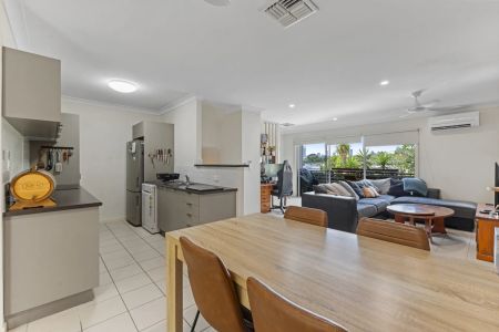 3 level townhouse with city views - Photo 4