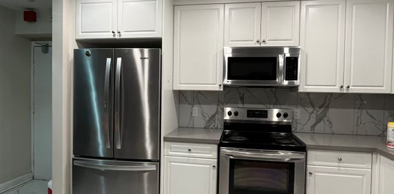 Luxury unit just renovated to current condo standards, large bright unit in a very quiet residential area - Photo 2