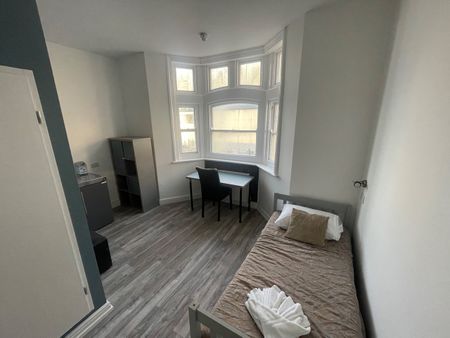 Studio Flat, First Floor, BN1 - Photo 2