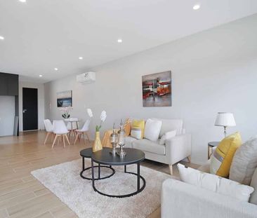 Three Bedroom Stunning Townhouse - Photo 2