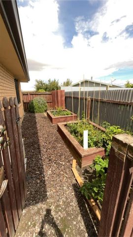 Private rear section, 4 bed + 1 Bath - Photo 5