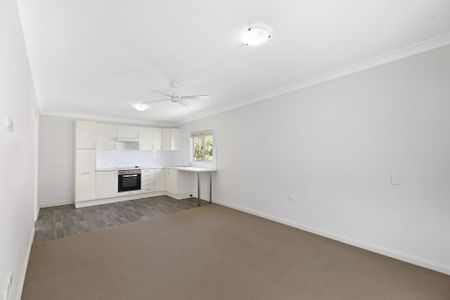 Gorgeous two bedroom flat - walking distance to the beach - Photo 2