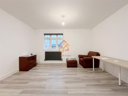 Lord Derby House, 2b Griffin Road, Plumstead, London SE18 - Photo 2