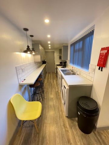 St. Margaret Road Room 5 - Photo 4