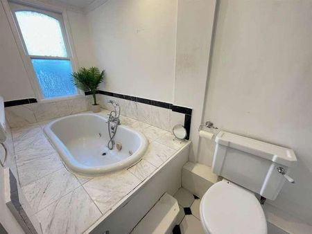 Woburn Hill, Addlestone, KT15 - Photo 3