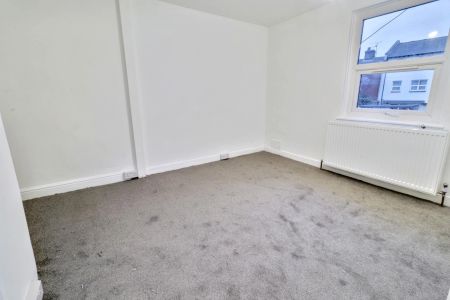 **NO DEPOSIT OPTION AVAILABLE** A STUNNING three bedroom terrace property having undergone an extensive refurbishment programme by the present landlords. offering contemporary style accommodation and all within close proximity of the beach and local... - Photo 4