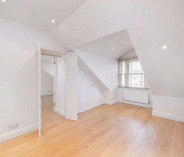 Fantastic five bedroom family home with garage in Barnes Waterside. - Photo 3
