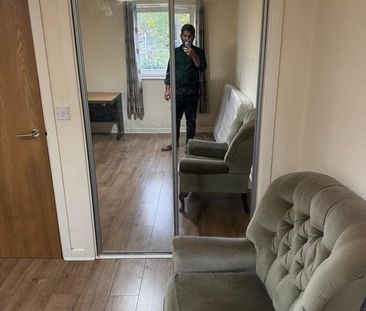 Room in a Shared House, Chamberlain Close, IG1 - Photo 4