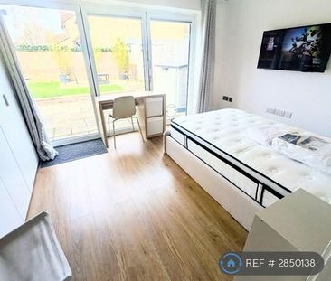 1 bedroom in a house share to rent - Photo 3