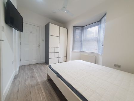 2 Bed Flat, Woolwich Road, SE7 - Photo 3