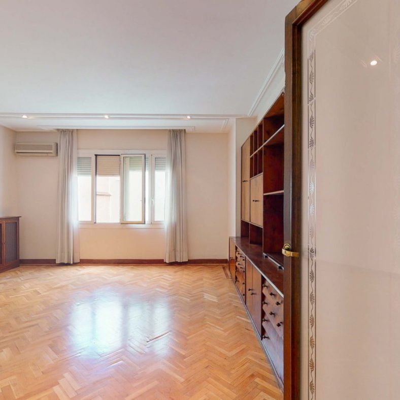 Large flat for rent in Valencia city center in a building of 1958 - Foto 1