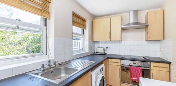 Bright first floor flat with access to communal gardens and off-street parking - Photo 2
