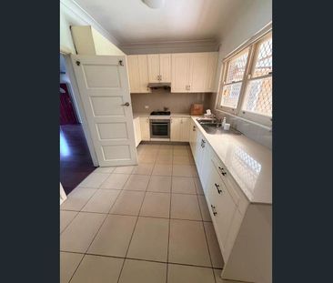 Affordable 3 Bedroom House in the heart of Castle Hill - Photo 3