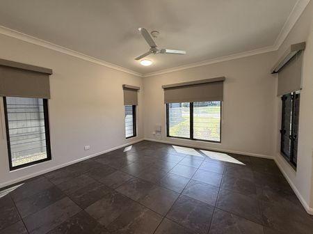 Modern 3 Bedroom Home + Ensuite - Photo 4