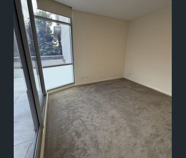 Large Unfurnished 1-Bedroom Apartment with Private Balcony - Photo 3