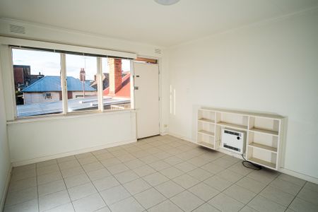 Spacious First Floor Apartment in Prime Balaclava Location - Photo 5
