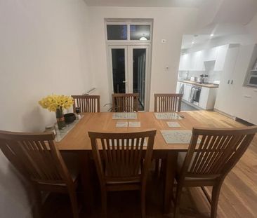 Bright double room in terraced house - 10 mins walk to Walthamstow ... - Photo 1
