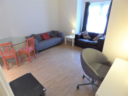 2 bedroom ground floor flat to rent - Photo 2