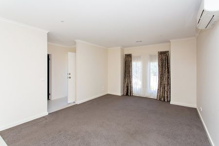 STUNNING THREE BEDROOM TOWNHOUSE - Photo 2