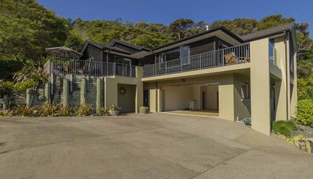 Stunning 5-Bedroom Family Home - Photo 2