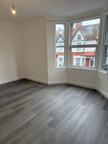 4 Bed Detached House, Valnay Street, SW17 - Photo 5