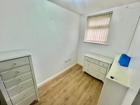 3 bedroom flat to rent - Photo 4
