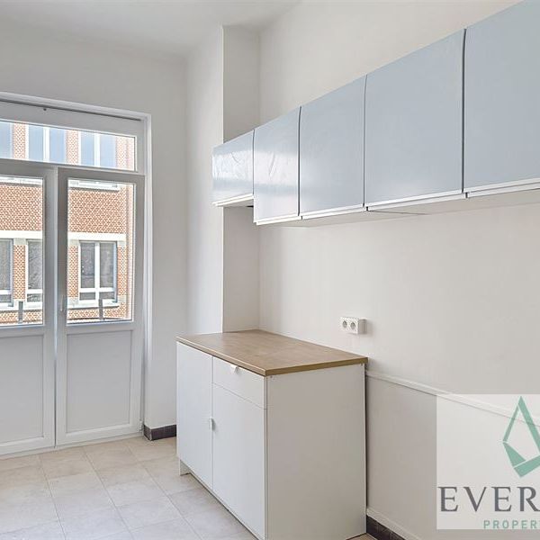 Église du Christ-Roi de Laeken! Bel Appartement une chambre avec petit balcon - Foto 1