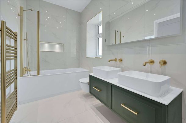 Five bedroom, new build family home in Ascot. - Photo 1