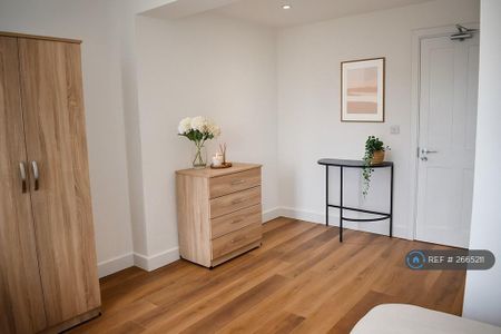 1 bedroom in a house share to rent - Photo 4