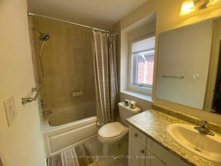 Condo Townhouse For Lease | N9235473 - Photo 2