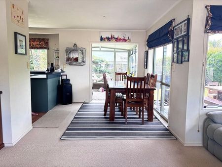 House with Greenery, close to Endeavour school - Photo 3