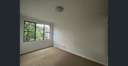 LIGHT-FILLED AND SPACIOUS 2-BEDROOM APARTMENT - Photo 2