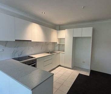 Stylish 2-Bedroom Apartment in Marrickville with Lock-Up Garage - Photo 4