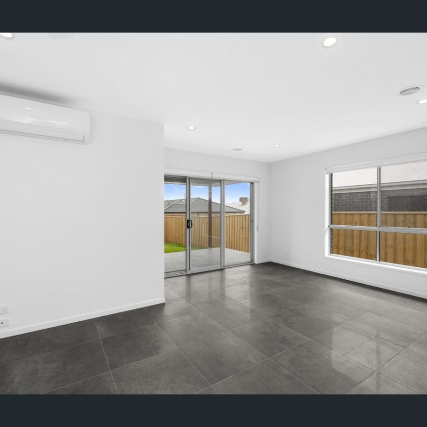 Stunning home with huge fully fenced garden - Photo 1