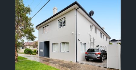 Tastefully Renovated Courtyard Apartment - Photo 5
