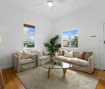 Charming Queenslander with Modern Comforts - Photo 2