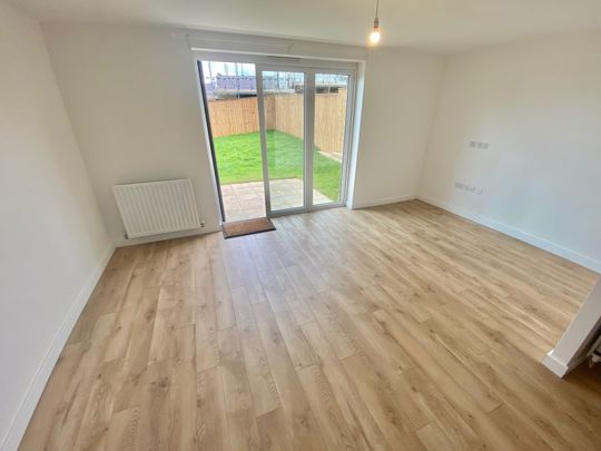 Lapwing Close, Huddersfield - Photo 1