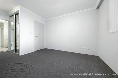 Light filled modern apartment, Ideal location - Photo 2