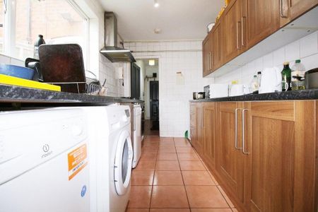 1 bedroom in a house share to rent - Photo 4