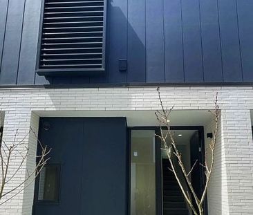 Charming Townhouse in Flat Bush - Photo 6