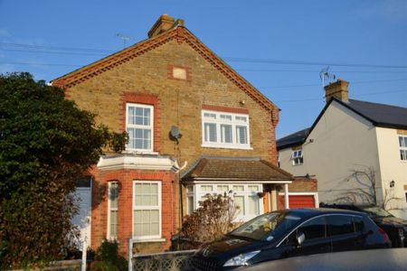 4 bedroom semi-detached house to rent - Photo 3