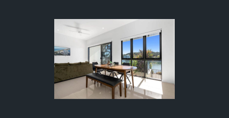 Luxury Waterfront Living at Cova, Hope Island - Fully Furnished - Photo 4