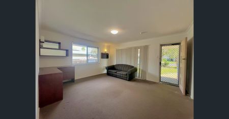 A 3-BEDROOM HOME IN THE MOST POPULAR STREET IN SUNNYBANK - Photo 2