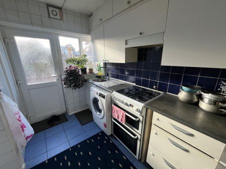 3 Bedroom Terraced House - Photo 3