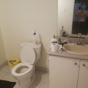 A private bedroom with a private bathroom available now - Photo 2