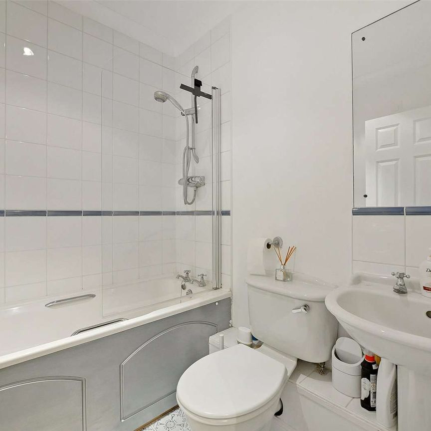 Beautifully presented one bedroom apartment in a gated Windsor development with parking. - Photo 1