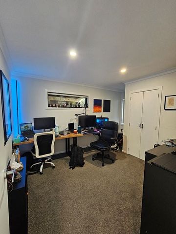 AVAILABLE NOW, sunny, warm, 3 bed modern living - Photo 5