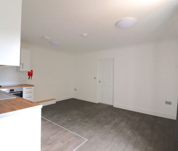Room 1 (GF), Flat 13, 55/57 Cathedral Road, Cardiff CF11 9HD - Photo 6