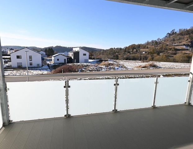 Neuwertige 3-Zimmer-Wohnung mit großem Balkon und Carport-Stellplatz in Ortsrandlage von Velburg - Photo 1